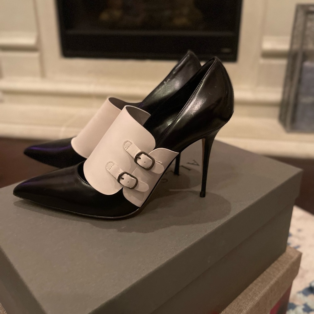 Brand New Manolo Blahnik / Black and White Manolo Blahnik shoes Size 8.5